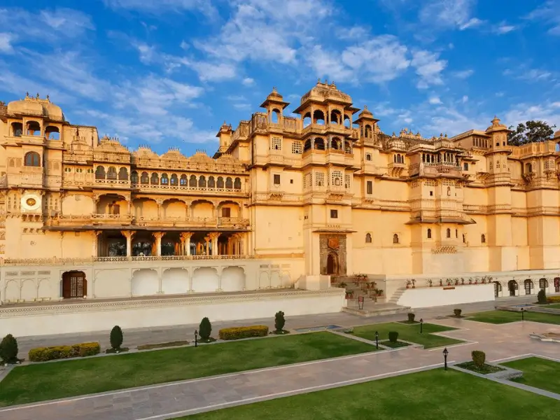 Book your cab hassle-free from Udaipur Airport